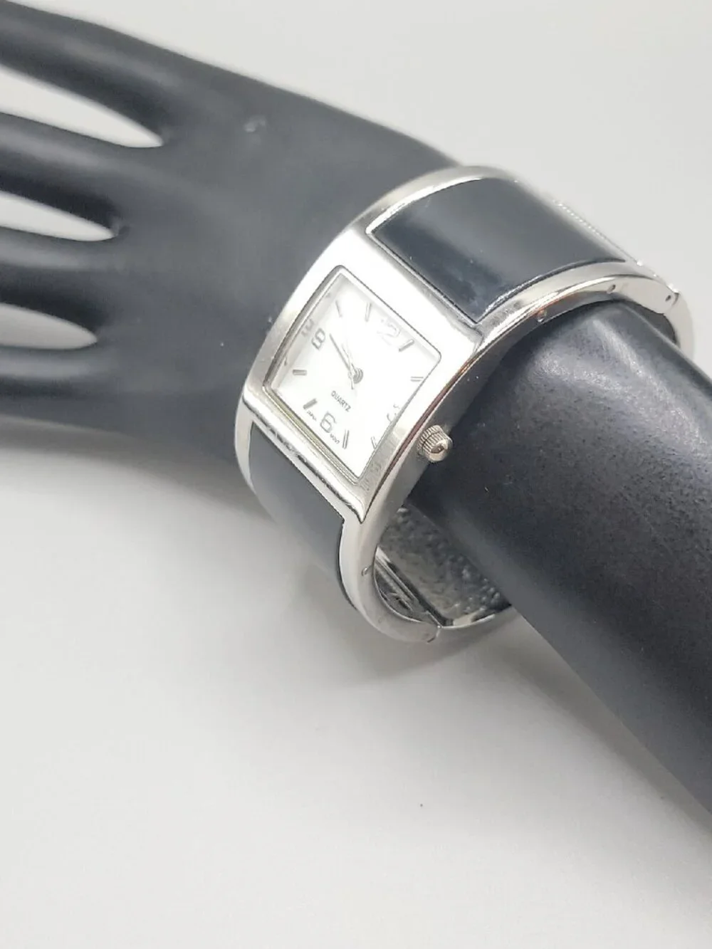 Vintage Ladies Fashion Quartz Watch Open Cuff Hinge Band Watch Fits Up To 8
